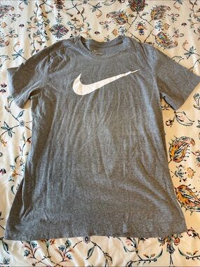 Nike Men’s Gray Tee with White Swoosh